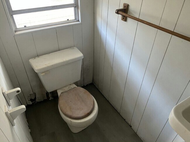 Building Photo - 5 Crest Ave