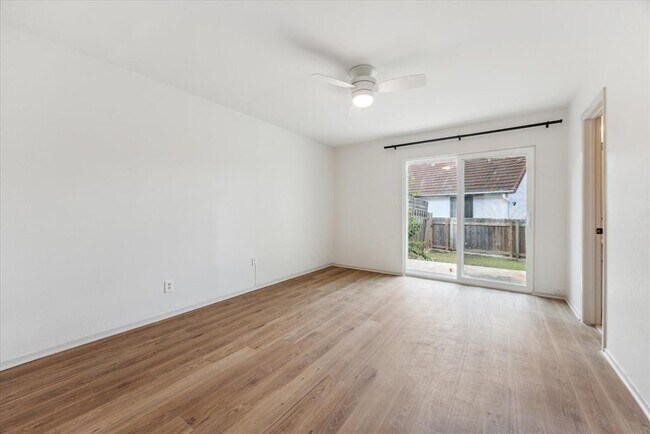 Building Photo - 807 Castle Ridge Rd