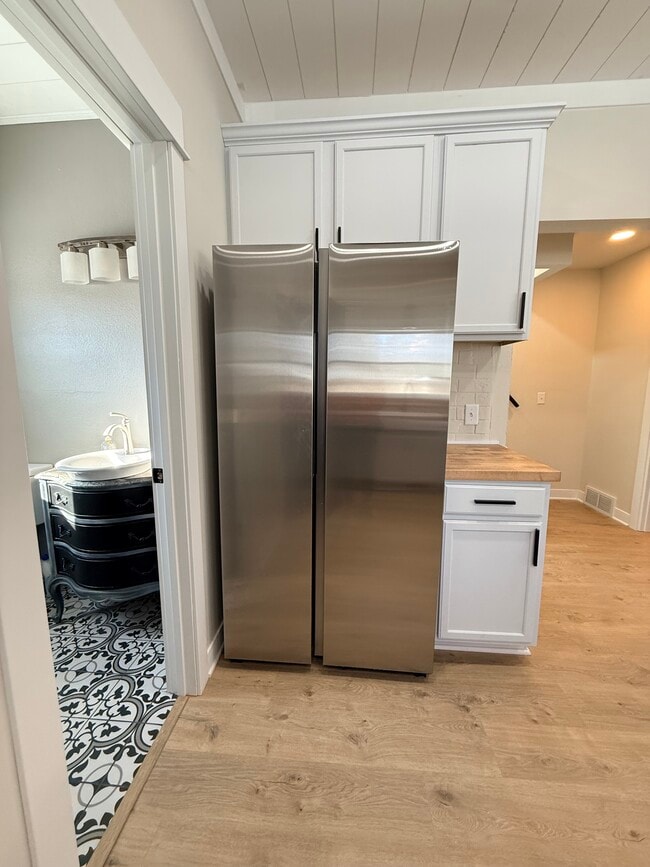 Building Photo - 553 Elm Ave E