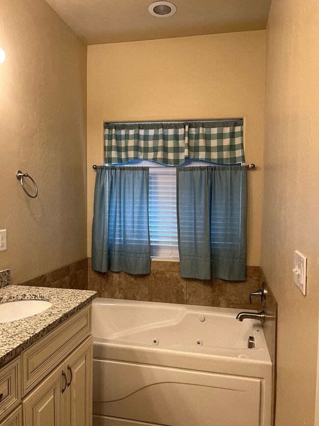 Building Photo - Executive Home In Elko