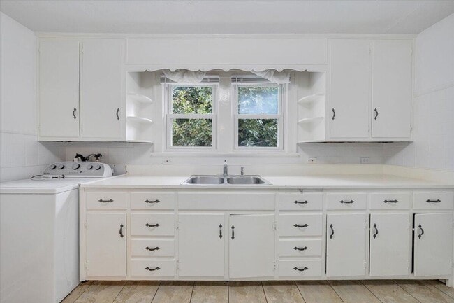 Building Photo - 812 Mississippi Ave NE