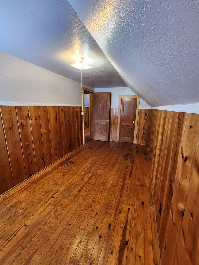 Building Photo - Charming Old-School 4-bedroom Home for Rent!