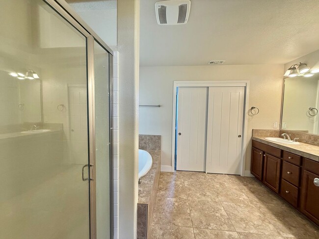 Building Photo - Hollister-Beautifully Updated 4BD/3BA Home with Garden Backyard in Prime Hollister Location