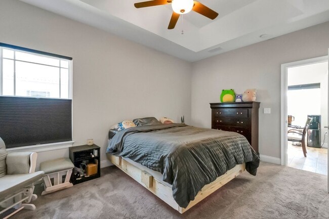 Building Photo - Solar Panel Home in East Navarre!