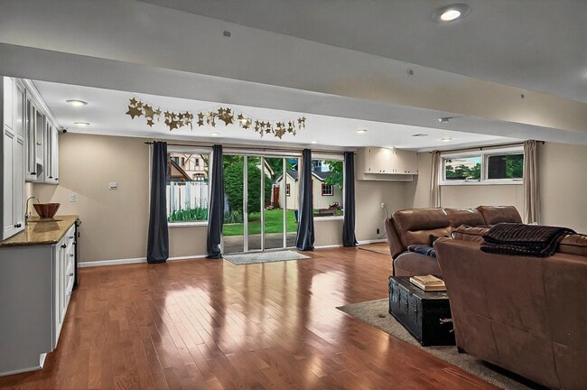 Building Photo - Move In Ready! 5 bedroom 3.5 bath near Was...