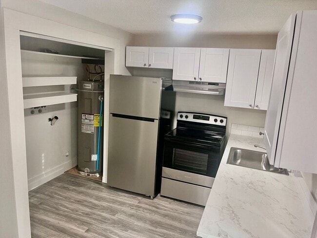 Building Photo - Cool Reno and Nifty Private yard too-Inner SE Duplex