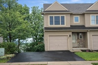 Building Photo - Beautiful Three Bedroom Townhouse