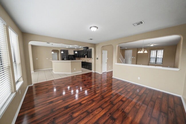 Building Photo - Spacious Live Oak Home Backing to a Greenbelt - Realtor Commission: $500