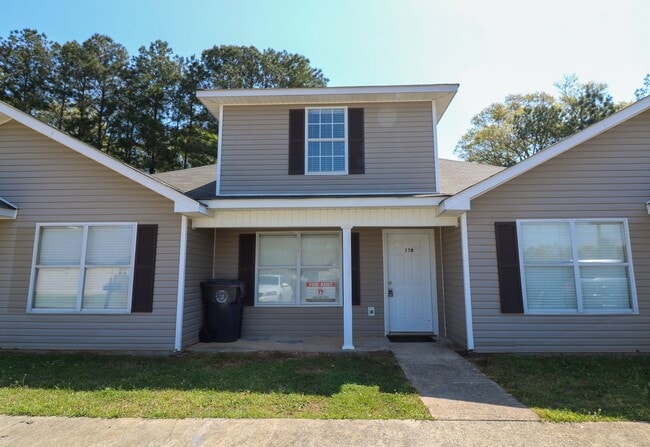 Primary Photo - 2 BEDROOM, 2 1/2 BATH TRIPLEX CLOSE TO HON...