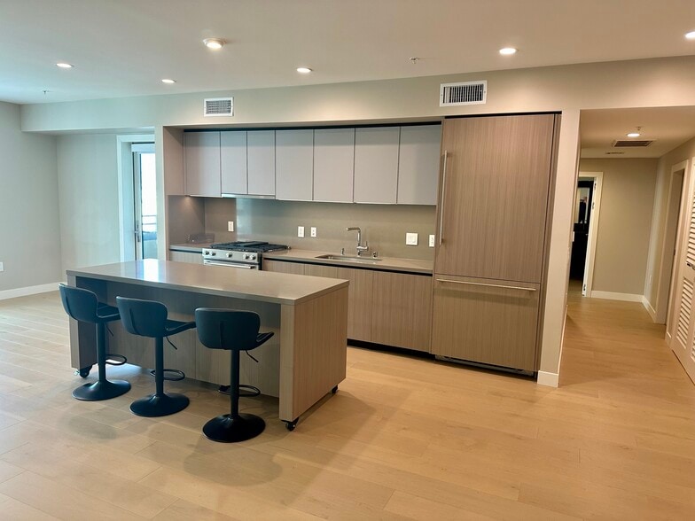 Building Photo - 39 S Los Robles Ave