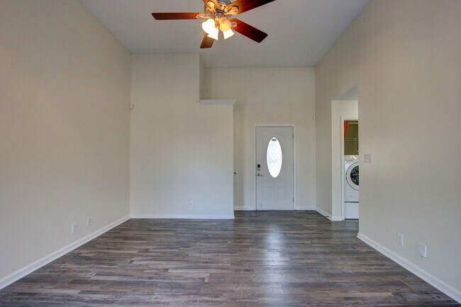 Building Photo - 3 bed 2 bath Fenced yard.  Heart of St. B.  Hurry.