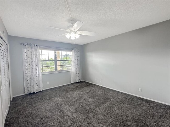 Building Photo - 535 Oaks Dr