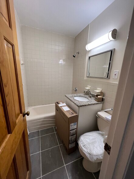 Building Photo - 288 Grove St