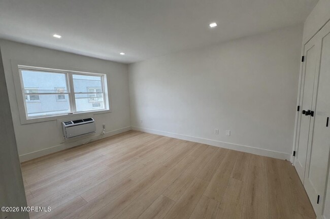 Building Photo - 1217 Ocean Ave N