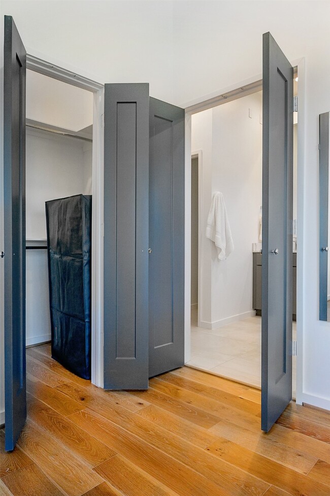 Building Photo - 511 Memorial Heights Dr