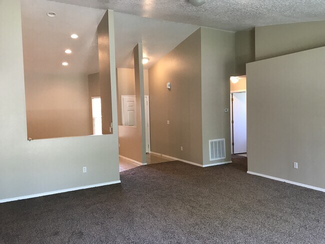 Building Photo - 3 bed/ 2 bath... 2 car garage... Single Level...In the Meadowbrook Subdivision.