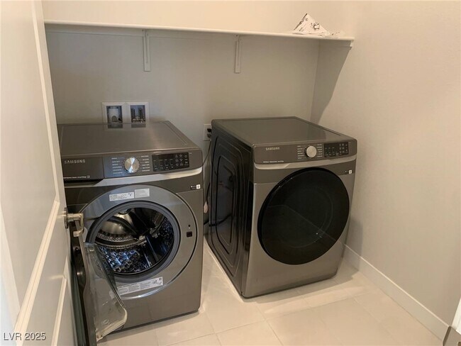 Building Photo - 819 Silverton Spgs St