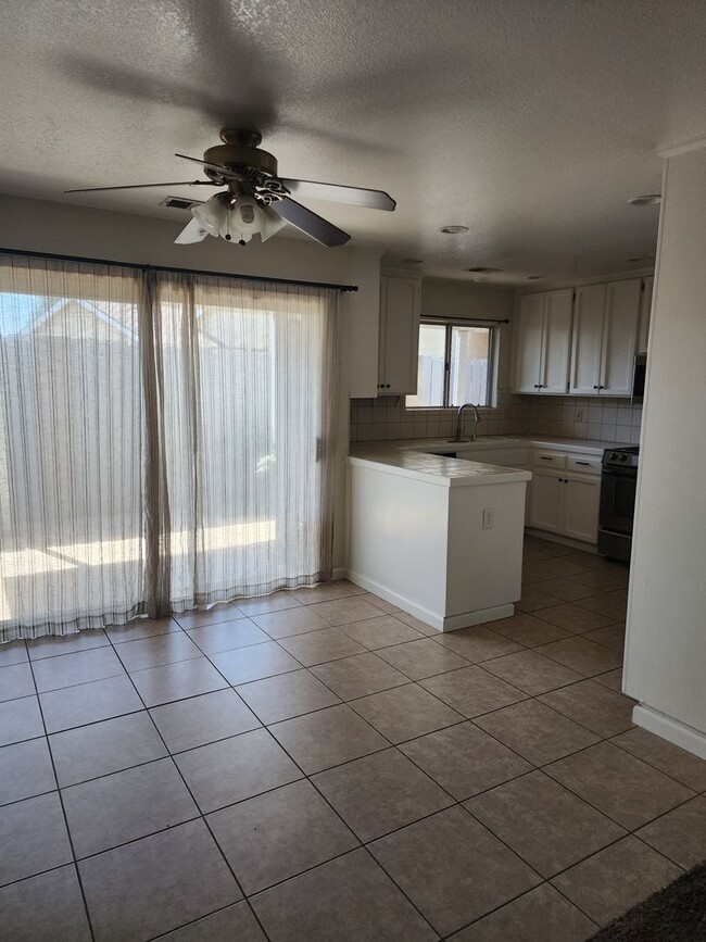 Building Photo - 3 Bedroom 2 Bath in HOA Community with Com...