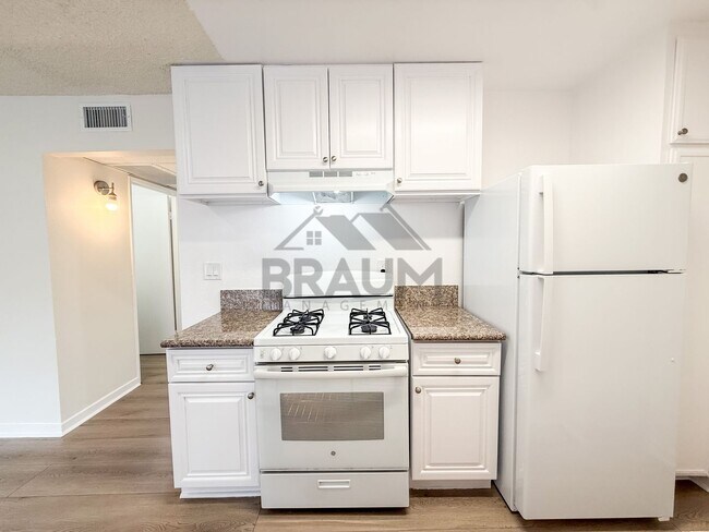 Building Photo - 14801 Delano St