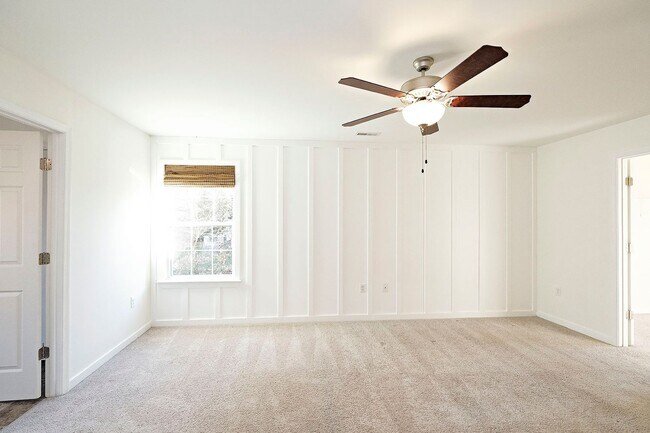 Building Photo - Pet-Friendly Home with Fenced Yard in Reedy Creek