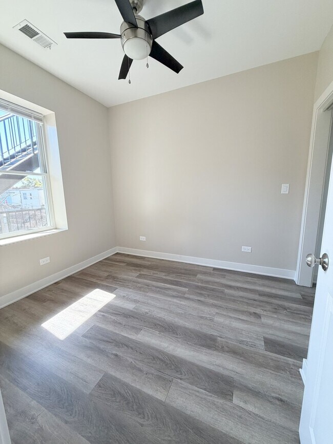 Building Photo - 3603 W Ainslie St