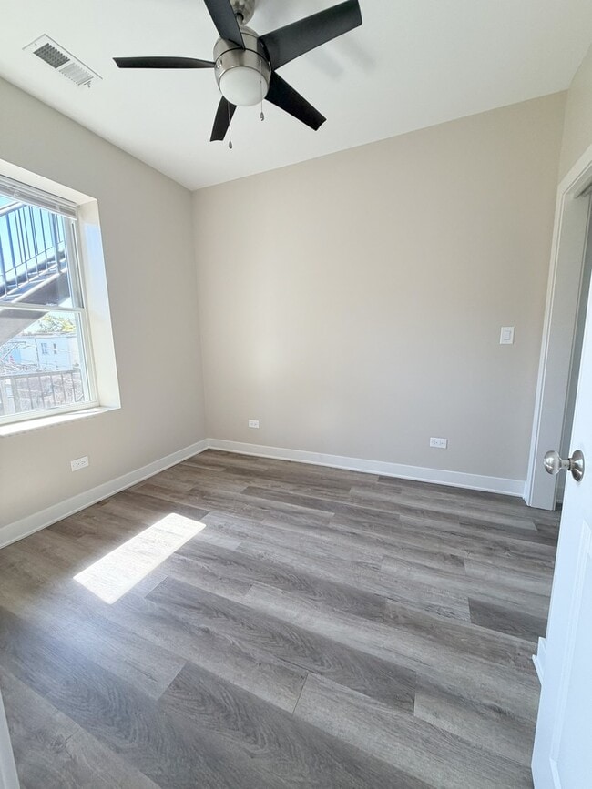Building Photo - 3607 W Ainslie St