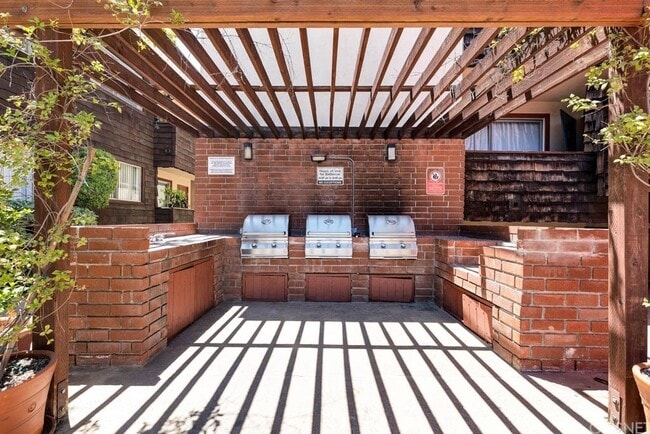 Building Photo - 5400 Newcastle Ave