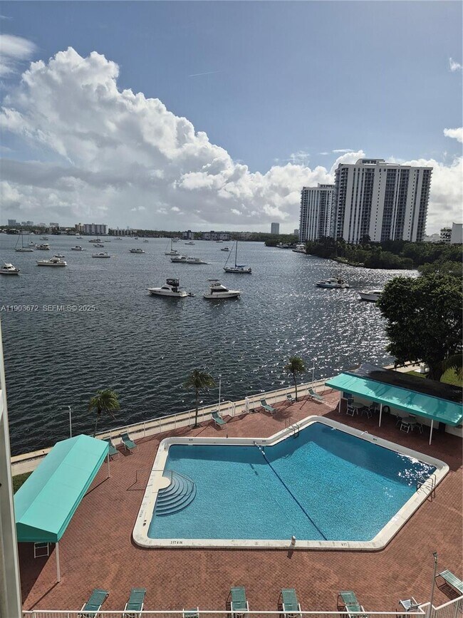 Building Photo - 2910 Point E Dr