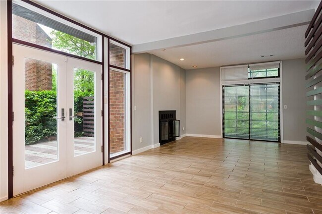 Building Photo - 650 Cleburne Terrace NE