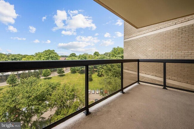 Building Photo - 205 Yoakum Pkwy