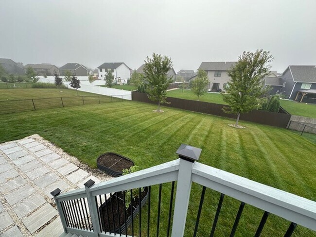 Building Photo - 5 bedrooms 3 bathrooms and a 3-car garage