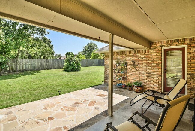 Building Photo - Beautiful Home on Mature Tree'd Lot  in We...