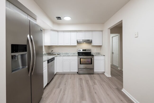 Building Photo - Newly Renovated 3 Bedrooms 2.5 Bathroom Home