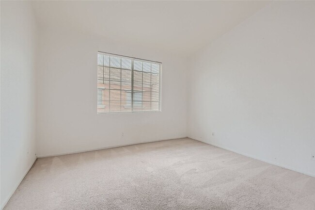 Building Photo - Northwest Condo / 2 Bedrooms / 2 Bath / 1 ...