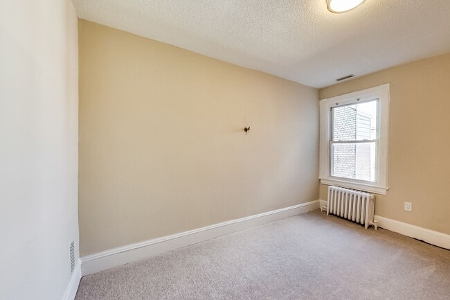 Building Photo - Spacious 3bd/2.5 bath updated townhome in ...