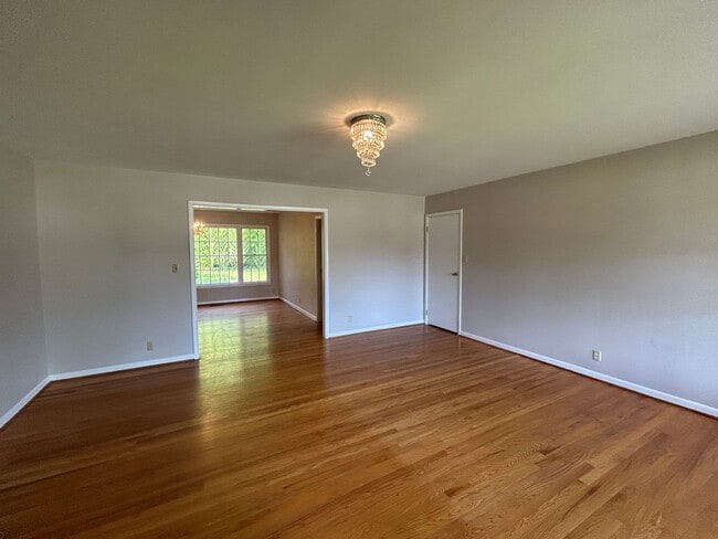 Building Photo - 1504 Cloverdale Road **MOVE IN SPECIAL**