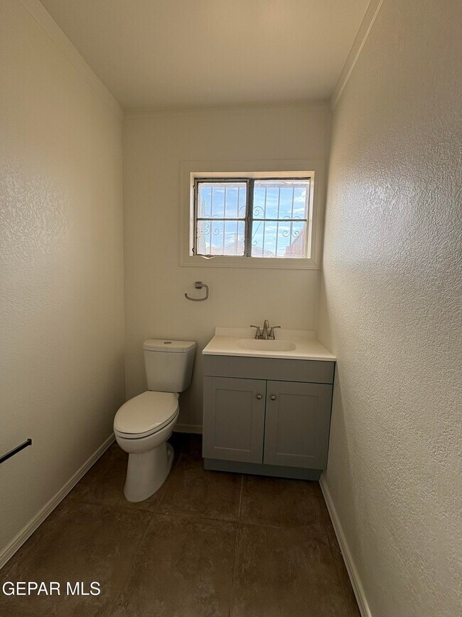 Building Photo - 4900 Debeers Dr