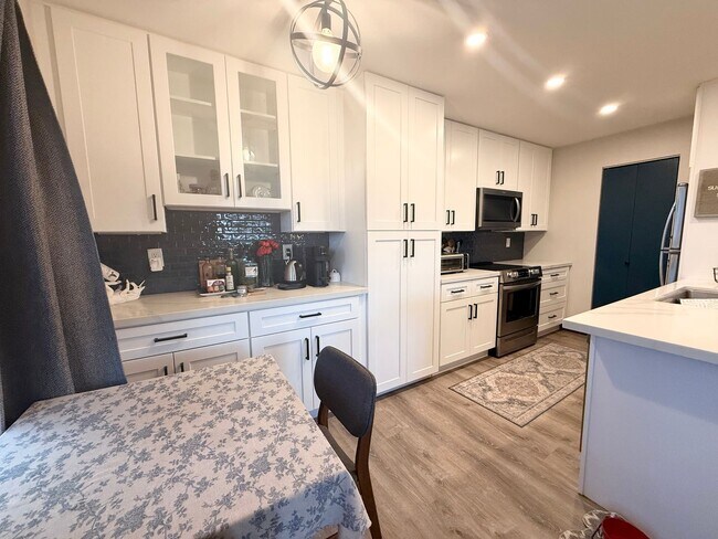 Building Photo - Available 12/15/2025 – Beautiful 2BR/2BA U...