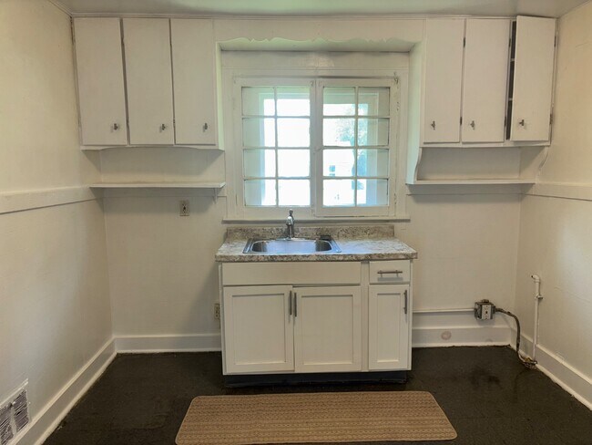 Building Photo - 218 Spencer St