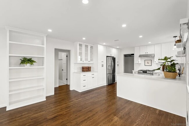 Building Photo - 4325 Long Branch Ave