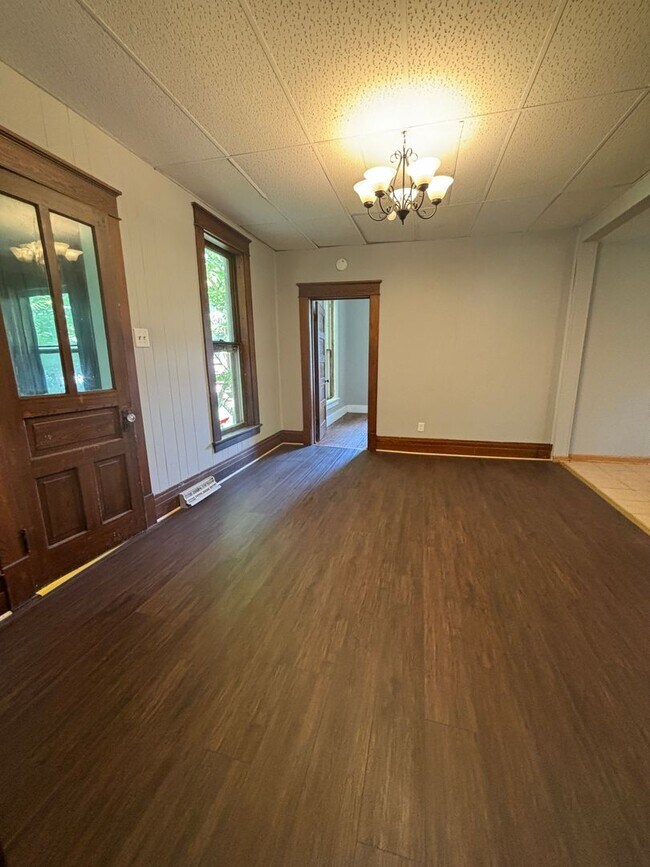 Building Photo - 2bd 1ba duplex available for rent!