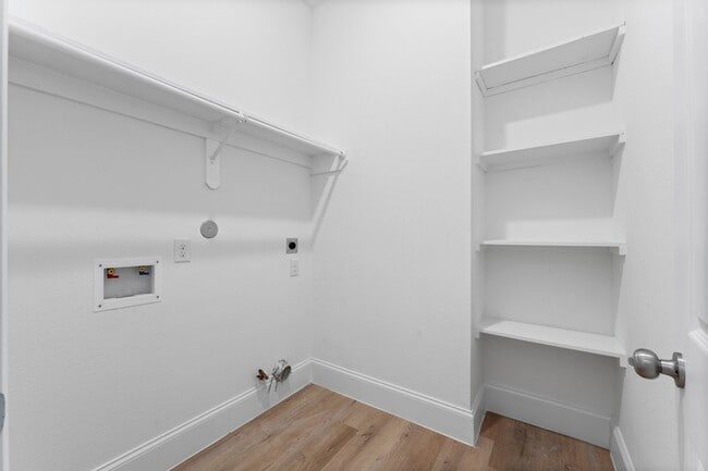 Building Photo - 3531 White Oak Point Dr