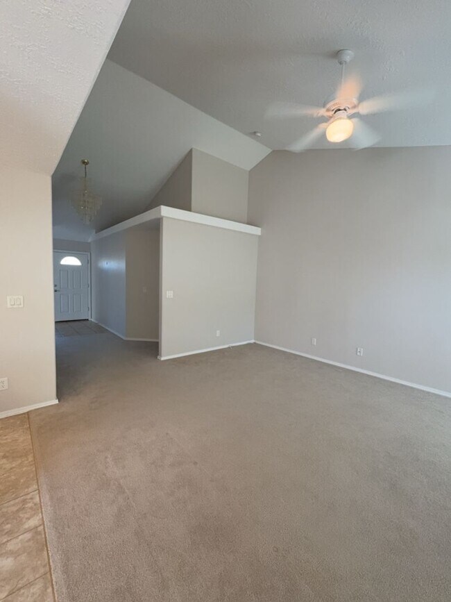 Building Photo - Three Bedroom, Two Bath in the Vineyards N...