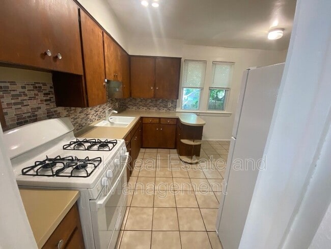 Building Photo - 855 Alexander St SE