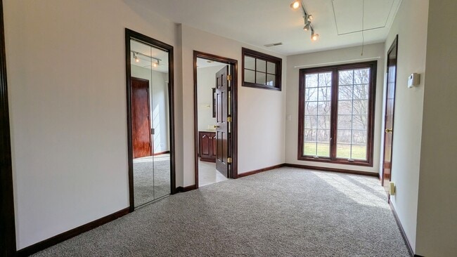 Building Photo - 709 W Kenilworth Ave