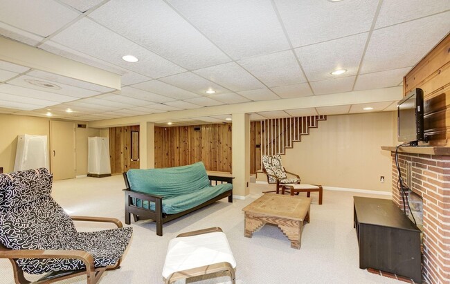 Building Photo - Absolutely Gorgeous Rambler in Great Location!