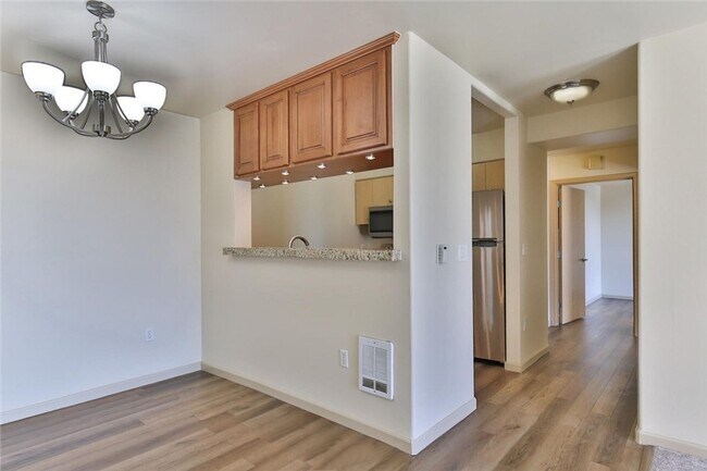 Building Photo - Cozy & Bright 2BD/2BTH Condo for Lease in ...
