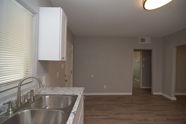 Building Photo - Remodeled 3 Bedroom 1 Bath Home! Central T...