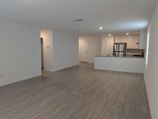 Building Photo - Fresh and Clean in New Braunfels!!