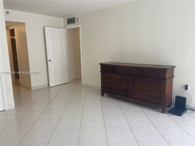 Building Photo - 6061 Collins Ave